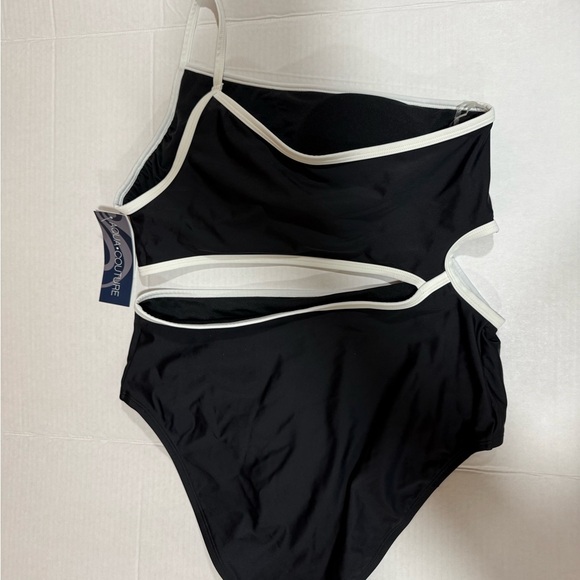 Elegant Black and White One-Shoulder Swimsuit - Picture 4 of 5